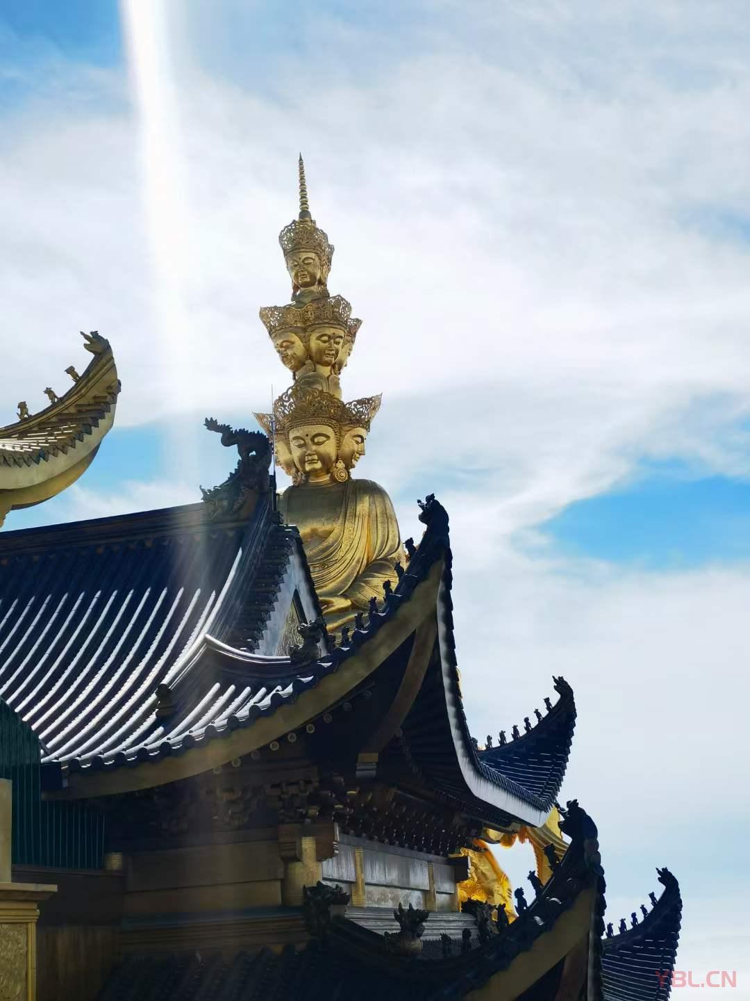 峨眉如畫，煙云飛渡； 金頂惟高，日影映開